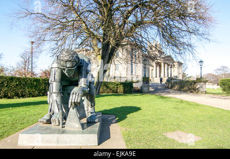 Une très grande statue par le célèbre artiste Eduardo Paolozzi est assis à l'avant des motifs le doyen d'Édimbourg, en Écosse. Banque D'Images