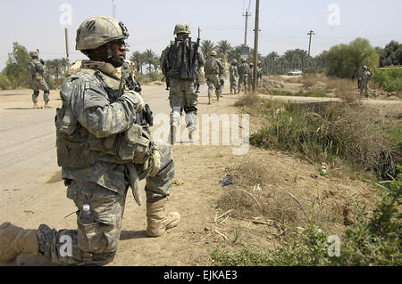 Le sergent de l'armée américaine. Ivan Williams fournit la sécurité lors d'une mission d'enquêter sur une maison à l'extérieur de l'avant-poste de commande Carver, l'Iraq, le 2 avril 2008, qui était auparavant occupé par Al Qaeda operative Abou Ziyad. Williams est à partir de la Compagnie Bravo, 1er Bataillon, 15e Régiment d'infanterie, 3e Brigade Combat Team lourds, 3e Division d'infanterie. La CPS. Daniel Herrera Banque D'Images