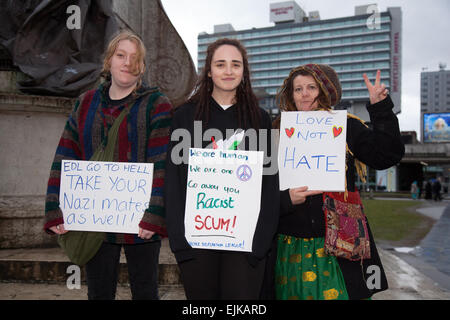 Manchester, UK 28 Mars, 2015. "L'Amour pas la haine raciste'' 'écume les cartes détenues par Nomo, Safran & Jain Smith à la Front National et White Pride Demo dans Piccadilly. Un 'White Pride' Group se sont réunis à Manchester pour organiser une démonstration. Environ 50 membres du groupe drapeaux et ont défilé dans les jardins de Piccadilly. Avec les militants anti-fascistes contre-manifestation du stade d'un cordon de police qui sépare les deux côtés. Greater Manchester Police a déclaré deux arrestations ont été effectuées, une pour une violation de la paix. La deuxième a également eu lieu au cours d'une infraction à l'ordre public. Banque D'Images