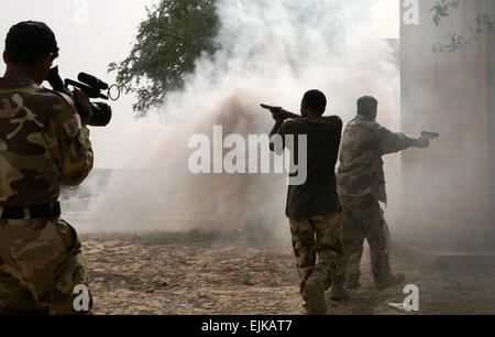 Bagdad, Irak - Forces d'opérations spéciales irakiennes de compensation pratique un bâtiment à la recherche d'un suspect lors de leurs cours de la caméra de combat en mars. Sept membres de l'Est ont obtenu leur diplôme du premier peuple iraquien chargé de cours de la caméra de combat le 6 mai. Les 10 jours de cours enseigne les soldats les principes de base de l'appareil photo et la manière de documenter les activités et les missions à l'intérieur de leurs brigades. La première semaine de l'instruction a conduit les soldats à travers le travail intérieur de l'appareil photo, à l'extérieur et dans un studio. La deuxième semaine a montré leur enseigna comment filmer durant le jour et la nuit avec un Banque D'Images