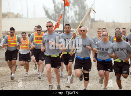 BASE d'opérations avancée, FALCON, l'Irak des soldats de la compagnie d'avant Support Compagnie, 1er Bataillon, 30e Régiment d'infanterie, 2e Brigade Combat Team, 3e Division d'infanterie, opérant à partir de la Division multinationale de Bagdad, d'obtenir une avance tôt après le début d'un 5k Fun Run 17 mai à la base d'opérations avancée Falcon, Bagdad. Co. F, est stationné à FOB Falcon et mène des missions au sud de Bagdad dans le cadre de la 2e, 3e BCT Inf. Div., de la Division multinationale Centre. Le s.. Brent Williams, 1BCT PAO, 4ème Inf. Div., DN-B Banque D'Images