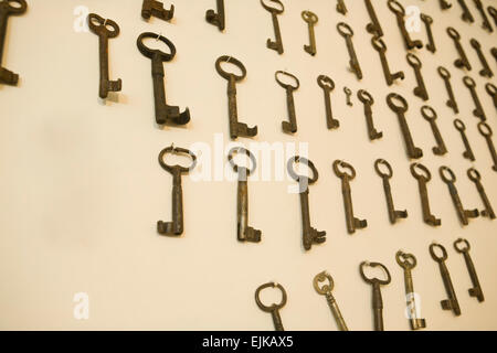 Old rusty keys accroché sur un mur blanc par des clous, Caceres, Espagne Banque D'Images