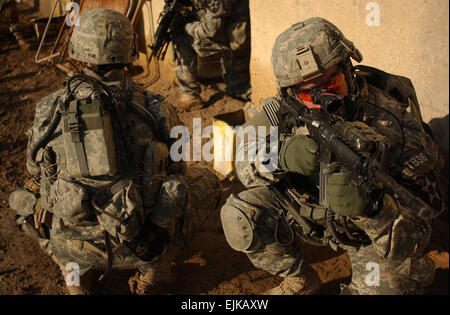 La 1ère Armée américaine, le lieutenant Jacob Black Hawk Czekanski de compagnie, 1er Bataillon, 23e Régiment d'infanterie, 3e Brigade Combat Team, 2e Division d'infanterie, fournit la sécurité comme son équipe attend pour passer à leur prochaine cible pendant une opération de bouclage et de recherche dans le domaine de l'Ur/Shaab Bagdad, Irak, le 17 février 2007. Le Sgt. Tierney Nowland publié Banque D'Images