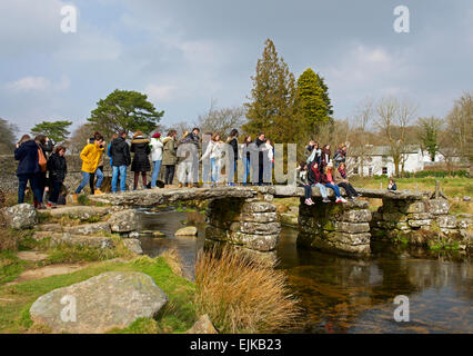 Beaucoup de gens l'entassement sur le vieux pont battant, à Postbridge, Dartmoor National Park, Devon, Angleterre, Royaume-Uni Banque D'Images
