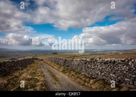 Blue sky over Ingleton prises depuis le sentier en ordre décroissant Ingleborough, England UK Banque D'Images