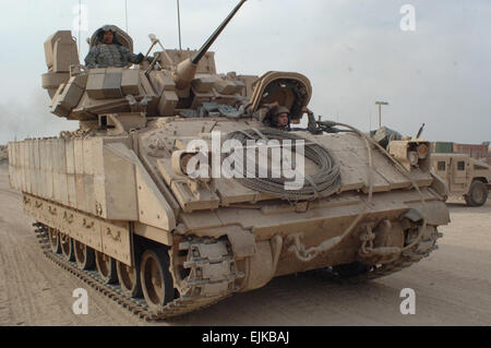 Les soldats de l'Armée américaine à partir de la 1e Bataillon, 8e régiment de cavalerie, jointe à l'équipe de combat de la 2e Brigade d'infanterie, 2e Division d'infanterie, conduire un véhicule de combat Bradley à une zone de rassemblement au Camp Rustamiyah dans l'Est de Bagdad, l'Iraq, avant une patrouille dans la zone Baladiat le 15 février 2007. Le s.. Bronco Suzuki Banque D'Images