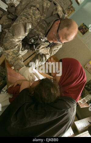 070317-A-5406P-007 JPG. - Le Major Joe Johnson, de Miami, Floride, chirurgien de brigade de la 2e Brigade Combat Team, 82e Division aéroportée, soigne un enfant malade au cours d'une opération médicale iraquienne aux États-Unis - à Sadr City, à Bagdad le 17 mars. Le Sgt. Mike Pryor, 2e, 82e BCT Abn. Div. Affaires publiques Banque D'Images