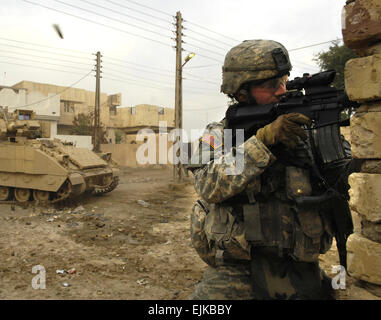 La CPS de l'armée américaine. William McGrath engage l'ennemi après sous le feu pendant une patrouille à pied dans Buhriz, l'Iraq, le 15 février 2007. McGrath est de la Compagnie Bravo, 1re Division de cavalerie, 12e Régiment d'infanterie. Le s.. Stacy L. Pearsall Banque D'Images