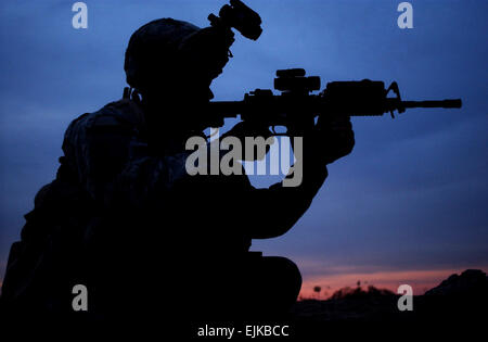 La CPS de l'armée américaine. Contrôles grâce à son doyen Goble portée de fusil pour toute activité suspecte à un point d'observation en Diyarah, l'Iraq, le 19 mars 2007, au cours d'une mission de reconnaissance. La mission est d'intercepter le placement des engins explosifs sur principale route d'approvisionnement de Tampa. Le barbier est un observateur de l'avant avec la Compagnie Charlie, 3e bataillon du 509e Régiment d'infanterie, 4e Brigade Combat Team, 25e Division d'infanterie. La CPS. Olanrewaju Akinwunmi Banque D'Images