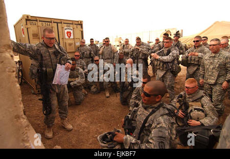 Lieutenant de l'armée américaine Jason Franklin effectue une brève mission sur base d'Kalsu, l'Iraq, avant une mission de reconnaissance en Diyarah, l'Iraq, le 19 mars 2007. Franklin est un chef de section avec la Compagnie Charlie, 3e bataillon du 509e Régiment d'infanterie, 4e Brigade Combat Team, 25e Division d'infanterie. La CPS. Olanrewaju Akinwunmi Banque D'Images