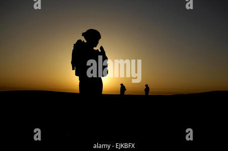 La CPS de l'armée américaine. Justin Towe numérise son domaine en mission avec des soldats de l'armée irakienne du 1er Bataillon, 2e Brigade, 4e Division de l'armée irakienne à Al Muradia village, Iraq, Mars, 13, 2007. Towe est affecté au 4e peloton, Compagnie Delta, 2e Bataillon, 27e Régiment d'infanterie, 3e Brigade Combat Team, 25e Division d'infanterie, Schofield Barracks, à Hawaï. Le sergent-chef. Andy Dunaway Banque D'Images