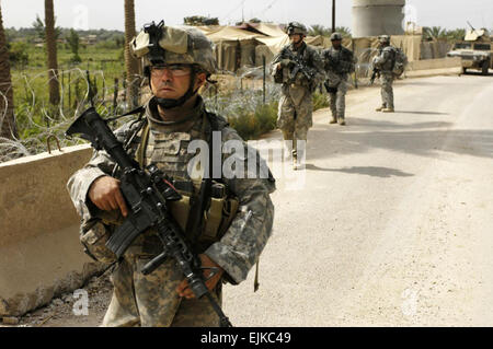 Les soldats de l'armée américaine attaché au 4e Bataillon, 31e Régiment d'infanterie, recherche de trois soldats disparus dans les rues d'Yusifiyah, l'Iraq, le 14 mai 2007. Le s.. Dennis J. Henry Jr. Banque D'Images