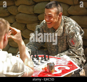 L'ARMÉE AMÉRICAINE Pvt. Hershell Ross et le Sgt. Cleveland Upton jouer aux échecs dans la lutte contre les patrouilles dans la région d'Aamel Bagdad, Iraq, 12 avril 2007. Les soldats sont du 1er Peloton, la Compagnie Alpha, 1er Bataillon, 28e Régiment d'infanterie, d'infanterie 4e Brigade Combat Team, 1re Division d'infanterie. Le major Kirk Luedeke Banque D'Images