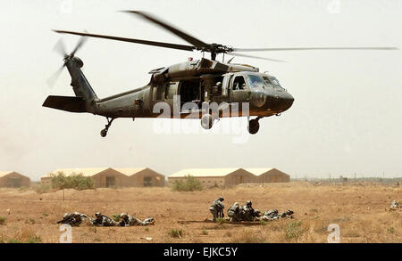 Des soldats de la batterie de C, 1er Bataillon, 37e Régiment d'artillerie, 2e Division d'infanterie, prendre des positions défensives après la sortie d'un UH-60 Black Hawk au cours d'un exercice d'entraînement d'appareil abattu au camp Taji, Iraq. Les soldats ont terminé d'autres classes que 1st Air Cavalry Brigade ont eu lieu, y compris l'orientation et de familiarisation d'aéronefs, afin de devenir compétent dans la réponse à une situation d'appareil abattu, dit lac Arrowhead, Californie, les Capt Jeorge King, un hélicoptère Apache AH-64D pilote et commandant du quartier et de l'Administration centrale, 1re Compagnie, 1er PBR Banque D'Images