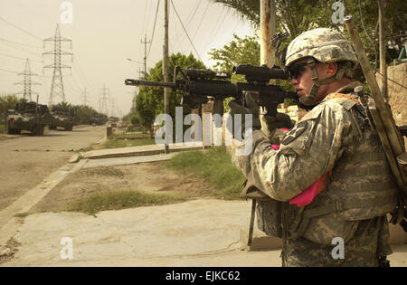 Un soldat de l'armée américaine recherche les tireurs pendant une opération de bouclage et de recherche mission à Rashid, l'Iraq, le 2 juin 2007. Le soldat est avec la Compagnie Alpha, 2e Bataillon, 3e Régiment d'infanterie. Le Sgt. Tierney Nowland Banque D'Images