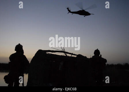 Les forces d'opérations spéciales de l'Iraq avec les forces de la coalition continuent à chercher des trois soldats disparus à Bagdad, Iraq, 21 mai 2007. Les soldats ont disparu lorsque leur convoi a été attaqué le 12 mai. Spécialiste de la communication de masse 1re classe Michael B.W. Watkins Banque D'Images