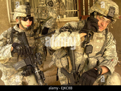 2e Armée américaine, le lieutenant James Cleary, avec la Compagnie Alpha, 1er Bataillon, 38e Régiment d'infanterie, 4e Stryker Brigade Combat Team, 2e Division d'infanterie, parle à la radio lors d'un bouclage et de recherche combinée avec la police irakienne dans l'ouest du district de Rashid à Bagdad, l'Iraq, le 26 juin 2007. Le Sgt. Tierney Nowland Banque D'Images