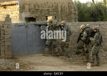 Des soldats de l'armée américaine Bravo Troop, 5e Escadron, 73e Régiment de cavalerie, 3e Brigade Combat Team, 82nd Airborne Division (violation de la porte d'une maison lors d'une mission en Ar Raqqah, Iraq, juillet, 6, 2007. Steve Czyz Senior Airman publié Banque D'Images