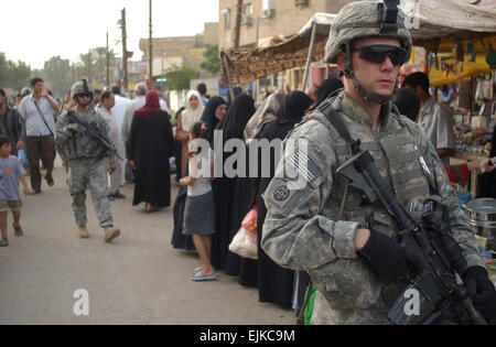 Les soldats de l'armée américaine avec 2e Peloton, Bravo Batterie, 2e Bataillon, 319e Régiment d'artillerie aéroporté effectuer une patrouille à pied à Bagdad, l'Iraq, le 12 juin 2007. Le Sgt. Jeffrey Alexander Banque D'Images