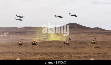 UH-60 Black Hawk piloté par la Compagnie A, 3e bataillon du 238e bataillon de l'aviation d'appui général, 42e Brigade d'aviation de combat, de la cabine et les Forces terrestres RSLF Arabie Royal 1er Bataillon, 3e Groupe d'aviation, décoller après libération des troupes pour une attaque aérienne au cours de l'exercice de l'événement culminant de l'amitié et de fer Hawk 14 le 13 avril 2014, près de Tabuk, Arabie saoudite. Fer à Repasser Hawk et l'amitié 14 Les forces de l'armée américaine participent à partir de la 42e CAB, New York, la Garde nationale et la 2e Brigade Combat Team, 4e Division d'infanterie, et la masse de l'Arabie Saoudite et les forces de l'aviation. Plus de semaines de pratique le tw Banque D'Images