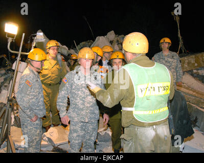 Percer la guerre d'Israël offre des leçons pour protéger le s.. Jim Greenhill 25 avril 2008, le Lieutenant Général H Steven Blum, le chef de la Garde nationale, Bureau centre, des entretiens avec les responsables israéliens dans les débris d'un édifice de trois étages à Nazareth, Israël, le 8 avril, en tant que membres de la Force de défense israélienne's Homefront Command et les autorités civiles recherchez les décombres pendant tournant 2, un tout premier niveau de protection civile de l'exercice. Les fonctionnaires du Bureau de la Garde nationale a observé l'exercice. Banque D'Images