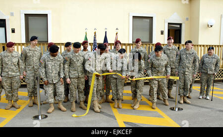 De centre gauche, U.S. Army Command Sgt. Le Major Phillips, sergent-major de commandement de l'armée américaine Garrison-Vicenza USAG-V ; le colonel Williams, commandant de l'usag-V ; le colonel Breen, de l'armée américaine de la clinique de Vicenza, commandant du commandement et le Sgt. Le major Rivera, de l'armée américaine de la clinique de Vicenza de sergent-major de commandement, ont coupé le ruban à l'unité de transition guerrier seul soldat quarts la cérémonie alors que certains guerriers blessés regardez sur à Vicenza, Italie, le 22 février 2008. Barbara Romano Banque D'Images