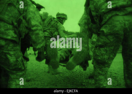 Les soldats de l'armée américaine avec Battle Company, 2e bataillon du 503e Régiment d'infanterie, 173ème Airborne Brigade Combat Team ABCT ascenseur un blessé lors d'un entraînement physique à l'état de préparation interarmées multinationale dans JMRC Centre Hohenfels, Allemagne, le 11 mars 2012. L'Armée américaine 173E ABCT, l'Europe a force de réaction rapide, mène un exercice de répétition de mission à l'JMRC en préparation pour un prochain déploiement en Afghanistan. L'exercice est conçu pour développer les aptitudes au combat, les tactiques de contre-insurrection et la force multinationale de partenariats entre les forces militaires des États-Unis, de l'Albanie, la Bosnie, Bulgar Banque D'Images