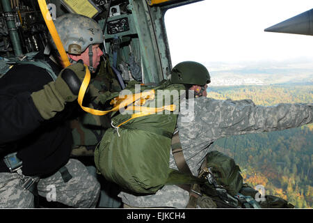 Un instructeur de l'armée américaine équipe mobile de formation de parachutisme observe qu'un candidat effectue un travail pratique de saut dans un aéronef dans le cadre d'exigences de cours. Le 10e Groupe des Forces spéciales MTT aéroporté venaient de Fort Carson, Colorado, pour mener le cours de deux semaines à Stuttgart, en Allemagne, pour les Forces spéciales et les soldats qualifiés. Special Ops soldats gagner titre convoité de 'Jumpmaster' /-news/2009/10/23/29258-an-de-la-NCO-junior-sous-officiers-train-apprendre-à-guerrier-leader-cours/ Banque D'Images