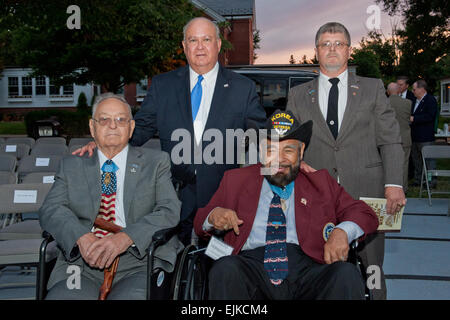 Sous-secrétaire de l'Armée Joseph W. Westphal, centre permanent de la guerre de Corée honore les récipiendaires de la médaille d'honneur de M. Ronald E. Rosser assis, à gauche et M. Rodolfo Hernandez assis droit, lors d'un crépuscule spécial Tattoo à souligner le 60e anniversaire de l'Armistice de la guerre, le 24 juillet 2013, at Joint Base Myer-Henderson Hall, Arlington en Virginie sur 1 000 personnes, dont 400 anciens combattants de la guerre de Corée, ont assisté à la Twilight Tattoo, qui met en valeur la précision militaire et la discipline de l'infanterie Regiment 3d la vieille garde et l'armée américaine Band "Pershing's propre". Le Twiligh Banque D'Images
