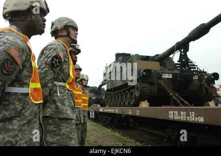 Les soldats de l'armée américaine de la 662nd contrôle des déplacements à l'équipe, 25e bataillon de transport, 501e Brigade de soutien observer l'arrivée de M109A6 Paladin obusiers automoteur via rail car au Camp Casey, de Corée du Sud, le 27 mars 2007. Les paladins seront utilisés pour soutenir l'accueil de l'exercice, la mise en scène, poursuivre leur migration, et d'intégration/Foal Eagle 2007. Spécialiste de la communication de masse 1ère classe Daniel N. Woods Banque D'Images