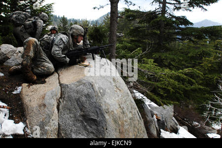 Les soldats de l'Armée américaine affecté à la Compagnie Charlie, 1re Division d'infanterie, effectuer une patrouille pendant le fonctionnement de la vallée de Korengal, agiter Viper, Afghanistan, 21 avril 2009. Le Sgt. Matthieu Moeller Banque D'Images