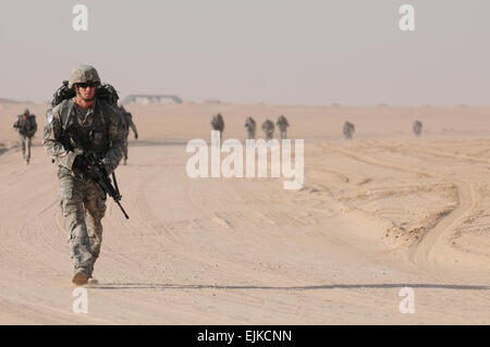 Les soldats de la Garde nationale du Minnesota, remplir un ruck Mars pour gagner l'expert Infantryman Badge à la base d'opérations avancée Gerber, au Koweït, le 27 janvier 2012. L'Expert Infantryman Badge est attribué aux soldats qui détiennent ou d'infanterie militaire des forces spéciales spécialités professionnelles et à compléter une série de tests. Le Cpl. Trisha Betz, de l'armée américaine. Publié Banque D'Images
