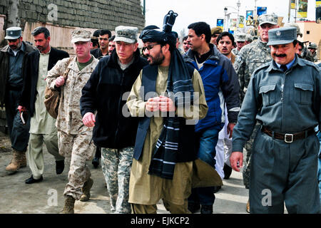 L'ARMÉE AMÉRICAINE Le Général David H. Petraeus, commandant des forces américaines et internationales en Afghanistan, promenades avec Iqbal Azizi, gouverneur de la province de Laghman, Afghanistan, à la résidence du gouverneur pour le déjeuner, 7 février 2010. Petraeus s'est rendu avec le gouverneur pour discuter du développement de la province. 2e lieutenant Chase P. McFarland Banque D'Images