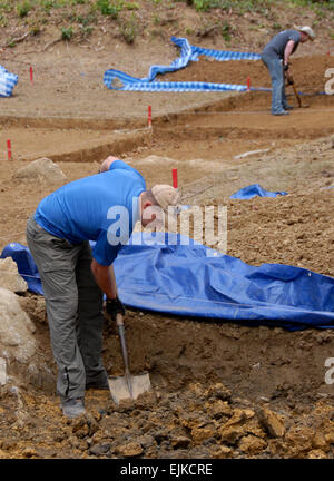 Le sergent de l'armée américaine. Jacob Sims et U.S. Air Force Tech. Le Sgt. Stuart Smith, tant avec le prisonnier de guerre interarmées/Missing in action commande Comptabilité CCPM, mélanger la saleté sur une bâche au cours de l'excavation d'un écrasement dans le Boualapha Province du Laos, le 24 janvier 2008. Sims et Smith aare une partie d'une équipe de 10 membres du CCPM déployés Hickam Air Force Base, Texas, pour un délai de 30 jours pour le Laos pour tenter de récupérer les restes de service américain ont perdu au cours de la guerre du Vietnam. Le sergent Lawrence Akeba Banque D'Images