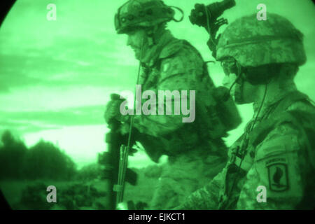 Un soldat américain à partir de la 173e Brigade aéroportée aide les parachutistes de la brigade de parachutistes Folgore italienne avant une agression armée de l'air américains UH-60 Black Hawk, un CH-47 Chinook et AH-64 Apaches à partir de la 12e Brigade d'aviation de combat Lielvarde Lettonie, la base aérienne de l'OTAN, au cours de l'exercice Steadfast Javelin II. Javelin constant II est un exercice de l'OTAN portant sur plus de 2 000 soldats de 10 pays et a lieu à travers l'Estonie, l'Allemagne la Lettonie, la Lituanie et la Pologne. L'exercice vise à accroître l'interopérabilité et la synchronisation des opérations complexes entre les forces aériennes et terrestres par des Banque D'Images