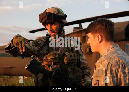 Un parachutiste italien de la brigade de parachutistes Folgore commentaires bon de sortie de l'UH-60 Black Hawk avec un soldat américain à partir de la 12e Brigade d'aviation de combat pendant les répétitions pour un assaut sur la base aérienne de Lielvarde Lettonie, l'OTAN, au cours de l'exercice Steadfast Javelin II. Javelin constant II est un exercice de l'OTAN portant sur plus de 2 000 soldats de 10 pays et a lieu à travers l'Estonie, l'Allemagne, la Lettonie, la Lituanie et la Pologne. L'exercice vise à accroître l'interopérabilité et la synchronisation des opérations complexes entre les forces terrestres et aériennes alliées et par des missions d'assaut aérien. U.S Banque D'Images