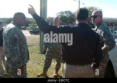 Le Lieutenant de l'Armée Le Général Robert Cone droit, général commandant du 3 Corps de Commandement et le Sgt. Le major Arthur L. Coleman, Jr., le corps, et ce sous-officier, recevoir un briefing de Fort Hood responsables de l'application des lois à l'extérieur du site de tir à Fort Hood, au Texas. Treize personnes sont mortes et 30 autres ont été blessés dans l'incident le 5 novembre 2009. Banque D'Images