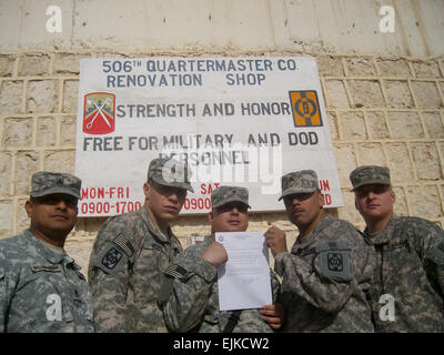 Le Sgt. Magno Orellana, SPC. Hiram Rivera, SPC. Gonzalo Medina, Sgt. Joseph Hernandez et la FPC. Justin Czerwinski, tous de 506e Quartermaster Co., 16e Brigade de maintien en puissance, maintenez en place une lettre d'appréciation présentés par le 1er peloton Kulp Marshall, chef, 574th QM Co., 16 Sust. Le BDE, pour fournir un service efficace et efficient à la rénovation boutique sur la base d'opérations d'urgence Q-Ouest, 10 févr. 23. Le "Mighty" 506e soutien soldats toutes les réparations et uniforme des projets spéciaux. "Nous aider à maintenir la mission des soldats prêts", a déclaré le sergent. Joseph Hernandez. "Nous sommes fiers avec le même jour, de sorte que la Banque D'Images