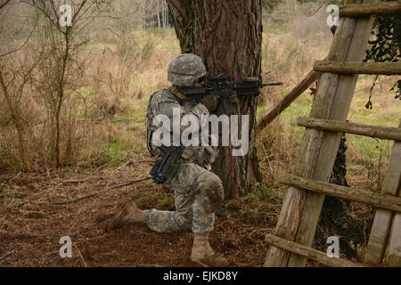 Le Sgt. Ryan Friedrichs attribué à 503e Régiment d'infanterie, 173e Brigade d'infanterie de l'équipe de combat en vol, incendie son M-4 à la simulation d'objectifs au cours d'un exercice de tir réel tout en menant des communes et réagir à des scénarios d'incendie à la 7e Armée, le commandement multinational interarmées d'entraînement Grafenwoehr, Allemagne, le 24 mars 2014. La CPS de l'armée américaine. Franklin R. Moore Banque D'Images