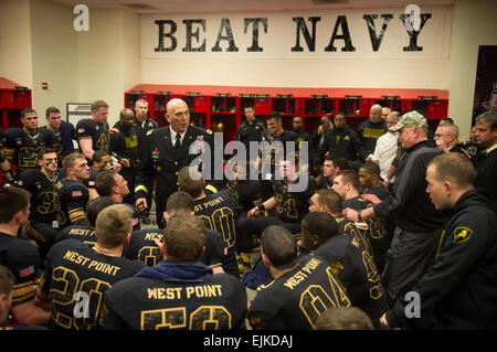 Chef de l'armée américaine, le général Raymond Odierno T. donne un discours émotionnel locker room Black Knights de l'Armée de joueurs de football avant le 113e match de football de la marine de l'armée contre le 8 décembre 2012, à Philadelphie, Pennsylvanie Le sergent de l'armée américaine. Teddy Wade Banque D'Images