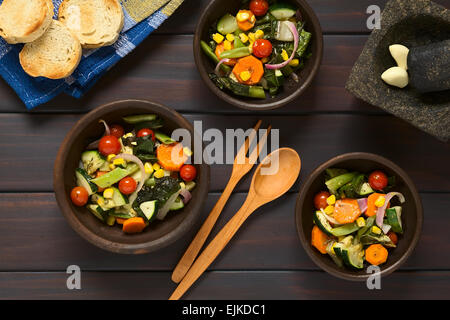 Coup de frais généraux de légumes cuits (courgettes, l'oignon, tomate cerise, brocoli, carottes, maïs doux, haricot vert, blettes) Banque D'Images