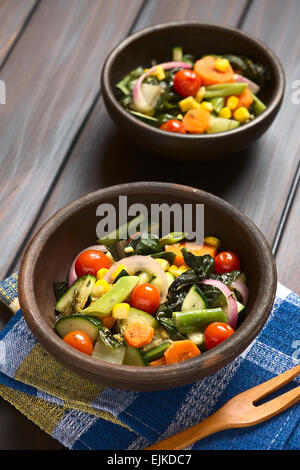 Deux bols de légumes au four rustique (courgette, oignon, tomate cerise, brocoli, carottes, maïs doux, haricot vert, blettes) Banque D'Images