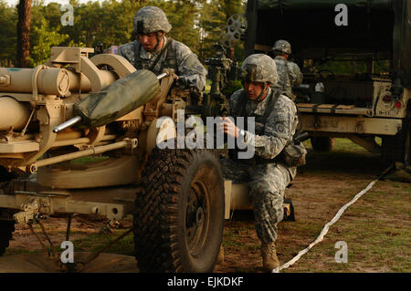 Le s.. John Delarm à gauche et le Sgt. Gregory Jordan droit de Batterie B, 1er Bataillon, 319e Régiment d'artillerie de l'air, 3e Brigade Combat Team, 82nd Airborne Division configurer l'obusier M-119 pour un point de tir d'artillerie dans le cadre d'exercices de certification le 8 mai 2012. Banque D'Images