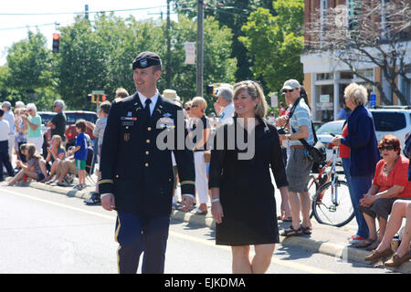 Le colonel Christopher H. Beckert et épouse Kerri mars dans le défilé du jour du Souvenir 2010 dans sa ville natale de Madison, Connecticut, le 31 mai. Beckert, qui est l'Assistant spécial du chef de l'état-major de l'armée, était le grand honneur à Marshall la parade. Le couple ont marché à l'appui de toutes les familles des militaires qui avaient perdu des membres du service pour la défense de la nation et ceux qui sont actuellement en charge leurs proches en devoir. Christopher Jennings. Banque D'Images