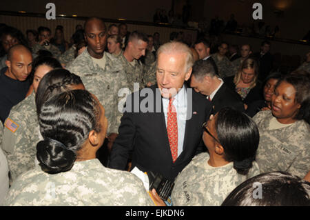 Joe Biden fait une apparition lors d'une projection de "Army Wives" à Fort Belvoir, Virginie, Chef du personnel de l'armée, le Général George W. Casey Jr. et sa femme Shelia l'hôte de l'événement qui a mis en lumière un épisode mettant en vedette le Dr. Jill Biden, l'épouse du vice-président Joe Biden, dans un caméo dans le rendement qu'elle appuie l'armée et les visites aux familles à Fort fictif. Marshall. L'Armée américaine Banque D'Images