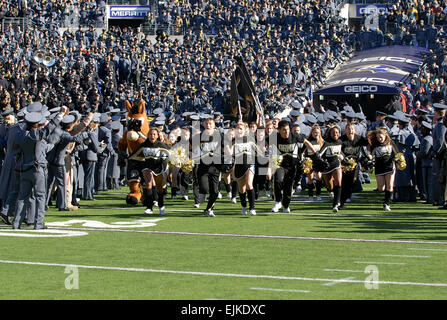 Kenneth Drylie, IMCOM 01 décembre 2007 Cadets de l'Académie militaire se rendent sur le terrain au début de la 108e assemblée annuelle de la marine de l'Armée jeu de football à Baltimore (MD), 1 déc 2007. Banque D'Images