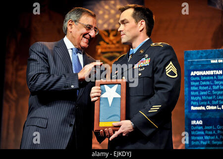 Le secrétaire à la défense, Leon E. Panetta, ancien sergent-major de l'Armée présente. Clinton L. Romesha avec la médaille d'honneur d'un drapeau au Pentagone, le 11 février 2013. DoD Glenn Fawcett Banque D'Images