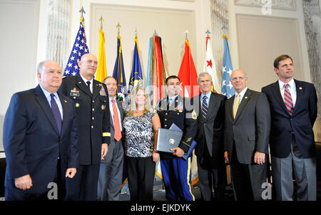 De gauche, l'honorable Joseph Westphal, Sous-secrétaire de l'armée et l'armée américaine le Général Raymond T. Odierno, 38e Chef d'état-major de l'armée, le sénateur américain Tom Udall, Mme Ashley Petry, Sgt. 1re classe A. Leroy Petry, sénateur américain Jeff Bingaman, membres du Congrès américain Steve Pearce et Martin Heinrich stand pour une photo de groupe lors de la présentation d'une résolution par le Nouveau Mexique délégation à Petry 13 Septembre, 2011 au Capitole à Washington D.C. Le s.. Teddy Wade Banque D'Images