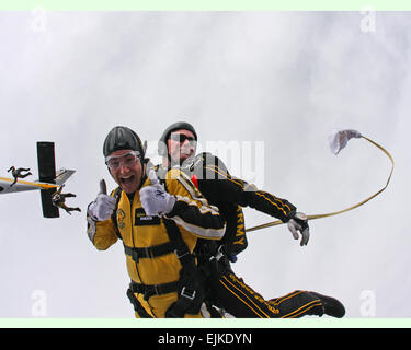 Sgs Joe Jones, de l'armée américaine l'Équipe de parachutistes des emplacements la drogue qu'il prend pour un SSG Salvatore Giunta 14 000 ft saut en tandem sur l'Aérodrome de Stinson, San Antonio au Texas. SGM Stephen Young et LTC Joe Martin sont vus en plongée juste derrière. Jared SSG de Zell. En savoir plus sur les chevaliers d'or ici : armygk.com/ armygk.com/ Banque D'Images