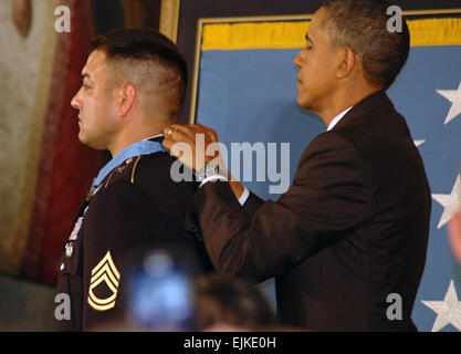 Le Sgt. 1re classe A. Leroy Petry reçoit la médaille d'honneur du Président Barack Obama à la Maison Blanche, le 12 juillet. Petry a reçu la médaille d'honneur pour ses actions au cours d'une mission le 26 mai 2008, agissant comme chef d'escouade Delta avec une compagnie, 2e Bataillon, 75e régiment de Rangers effectuait une mission dans les régions rurales de l'Est de l'Afghanistan avec son unité pour capturer une grande valeur cible d'insurgés. Au début de la mission, l'escouade est venu sous un feu ennemi et Petry a été tourné dans les deux jambes. Malgré ses blessures, le garde forestier a continué vaillamment combattre aux côtés de ses frères d'armes. Lorsqu'un ennemi part grena Banque D'Images